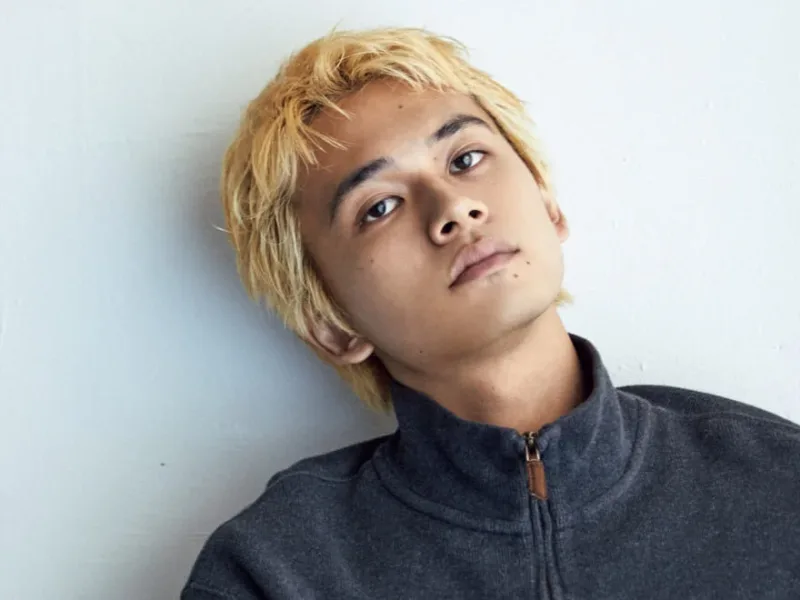 北村匠海は楽団の長として歌も弦も担う
