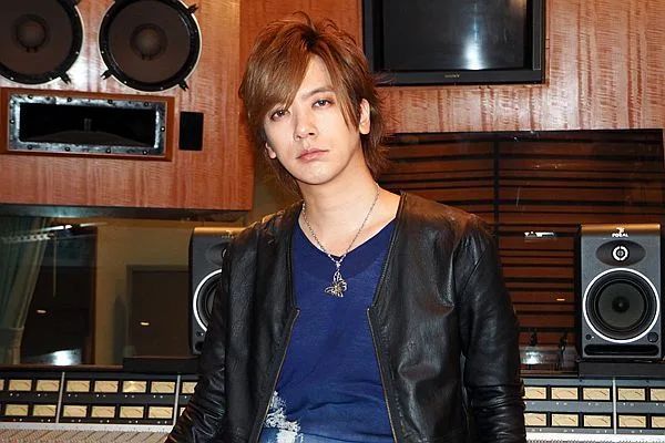DAIGOの指貫の手袋を外さぬ
