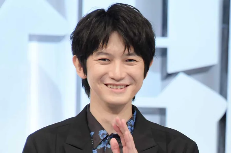 本郷奏多の同級生に千賀健永がおり学びは写真であった
